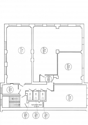 Sludinājumi. Gaišs birojs kvalitatīvi renovētā ēkā.  Taisnstūra formas birojs. Pie telpu ieejas durvīm ir Cena: 390 EUR/mēn Foto #6
