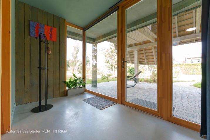 Sludinājumi. Mājīga privātmāja Ādažos ar plašu zaļo teritoriju blakus Gaujai.  Pieejama no 2026.gada 1. Cena: 2000 EUR/mēn Foto #2