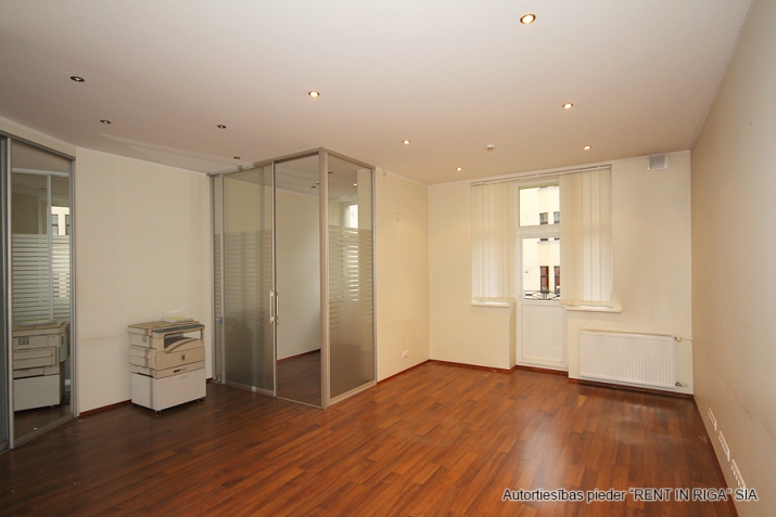 Sludinājumi. Biroja centrā. Telpas pēc kapitālā remonta;  Pieejas no 02.2026.  + 1. stāvs. + Platība sastāv no Cena: 2184 EUR/mēn Foto #2