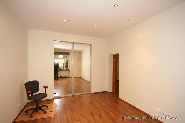 Sludinājumi. Biroja centrā. Telpas pēc kapitālā remonta;  Pieejas no 02.2026.  + 1. stāvs. + Platība sastāv no Cena: 2184 EUR/mēn Foto #4