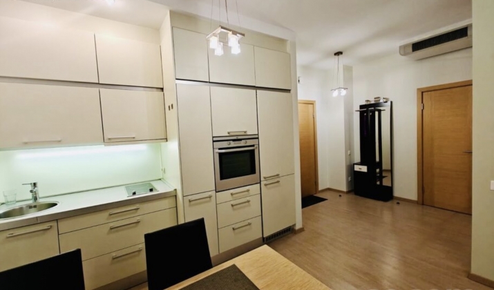 Sludinājumi. Izīrē 2 istabu dzīvokli projektā Centra Nams  Dzīvoklis atrodas prestižā un klusā vietā pašā Rīgas Cena: 750 EUR/mēn Foto #4