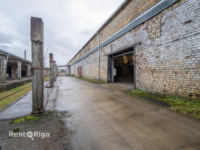 Sludinājumi. Iznomā noliktavu Buļļu ielā 45!  Noliktava ir sadalīta divās daļās: +Platība 630.46 m, griestu Cena: 2520 EUR/mēn Foto #4