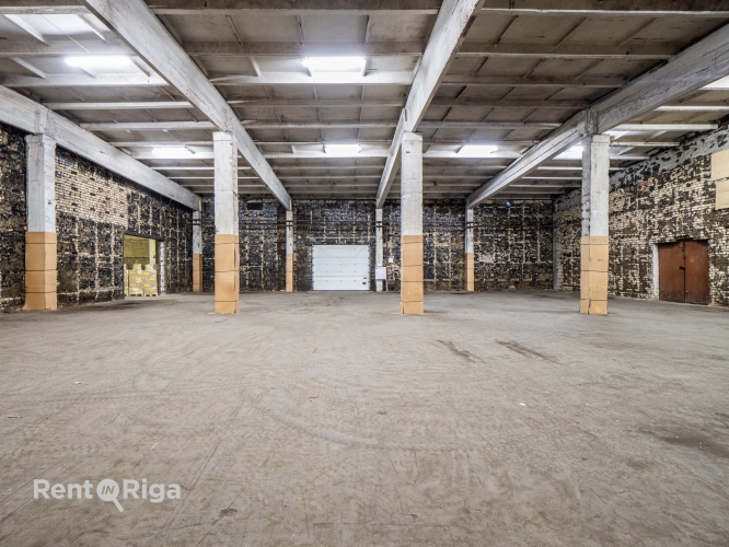 Sludinājumi. Iznomā noliktavu Buļļu ielā 45!  Noliktava ir sadalīta divās daļās: +Platība 630.46 m, griestu Cena: 2520 EUR/mēn Foto #1