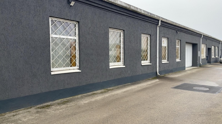 Sludinājumi. Apkurināmas noliktavu telpas ar augstiem griestiem.  + ērta piekļuve; + paceļamie vārti (3x3m); + Cena: 1361 EUR/mēn Foto #2