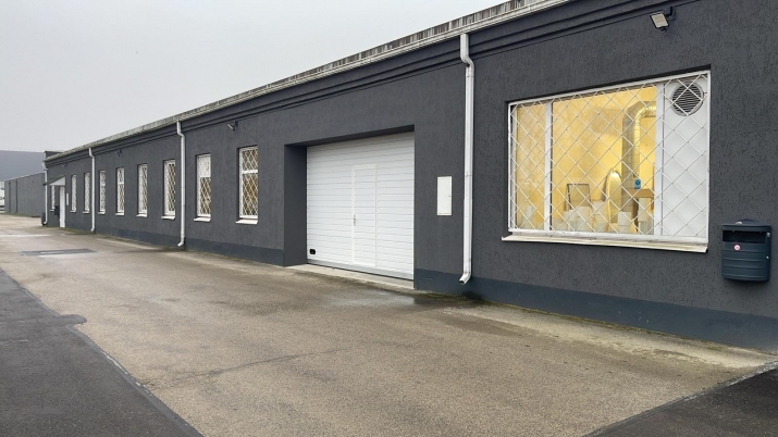 Sludinājumi. Apkurināmas noliktavu telpas ar augstiem griestiem.  + ērta piekļuve; + paceļamie vārti (3x3m); + Cena: 1361 EUR/mēn Foto #1