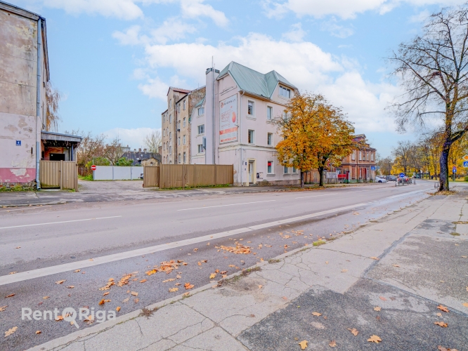 Sludinājumi. Telpas renovētā fasādes ēkā ar autostāvvietu.  Veikals: Kopā 53,4 kvm - 7 eur/m2 - Tirdzniecibas Cena: 374 EUR/mēn Foto #1