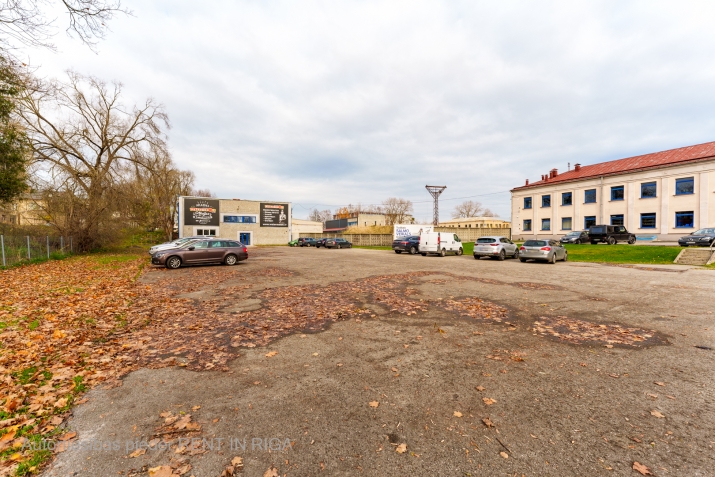 Sludinājumi. Veikala vai biroja telpas tuvējā Pārdaugavā.  + renovēta ēka;  + viena liela telpa;  + 2 ieejas Cena: 400 EUR/mēn Foto #9