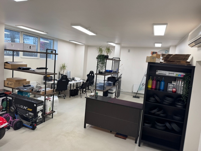 Sludinājumi. Veikala vai biroja telpas tuvējā Pārdaugavā.  + renovēta ēka;  + viena liela telpa;  + 2 ieejas Cena: 400 EUR/mēn Foto #3