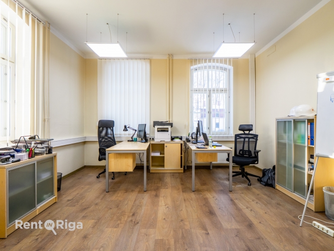 Sludinājumi. Nomai tiek piedāvāts birojs renovētā ēkā ar stāvvietām un ērtu infrastruktūru.  + Ēkas viss 1. Cena: 1702 EUR/mēn Foto #2