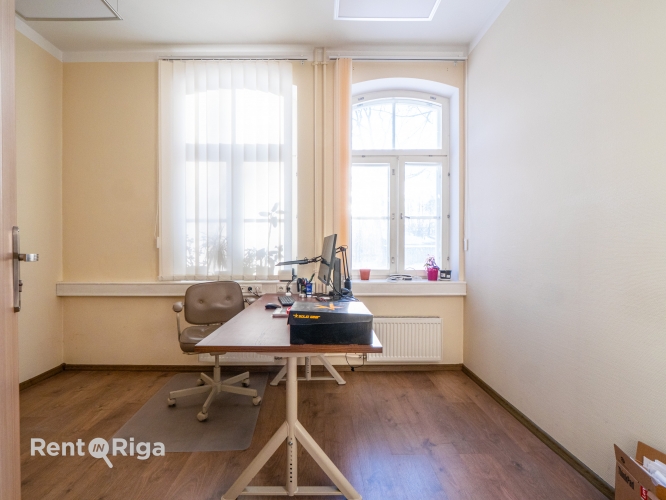 Sludinājumi. Nomai tiek piedāvāts birojs renovētā ēkā ar stāvvietām un ērtu infrastruktūru.  + Ēkas viss 1. Cena: 1702 EUR/mēn Foto #5