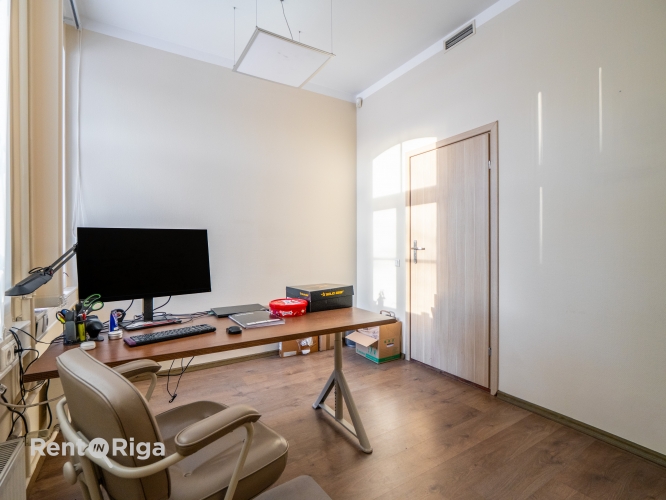 Sludinājumi. Nomai tiek piedāvāts birojs renovētā ēkā ar stāvvietām un ērtu infrastruktūru.  + Ēkas viss 1. Cena: 1702 EUR/mēn Foto #6