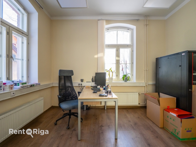 Sludinājumi. Nomai tiek piedāvāts birojs renovētā ēkā ar stāvvietām un ērtu infrastruktūru.  + Ēkas viss 1. Cena: 1702 EUR/mēn Foto #7