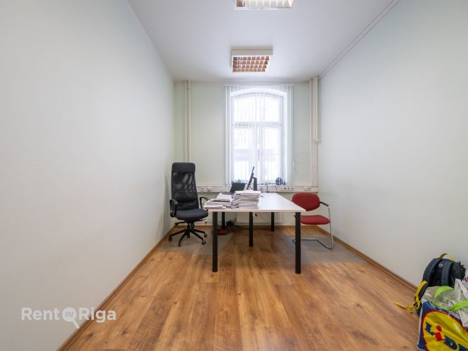 Sludinājumi. Nomai tiek piedāvāts birojs renovētā ēkā ar stāvvietām un ērtu infrastruktūru.  + Ēkas viss 1. Cena: 1702 EUR/mēn Foto #4
