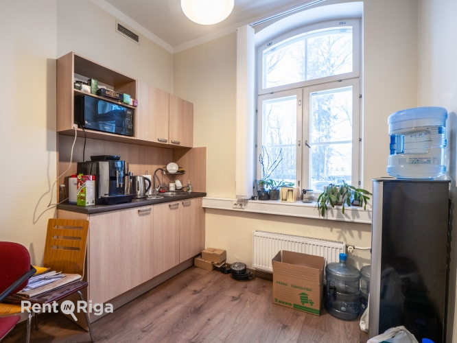 Sludinājumi. Nomai tiek piedāvāts birojs renovētā ēkā ar stāvvietām un ērtu infrastruktūru.  + Ēkas viss 1. Cena: 1702 EUR/mēn Foto #9