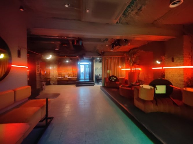 Sludinājumi. Kluba Skapis telpas ar 2 terasēm.  Šobrīd telpās atrodas klubs Skapis, pirms tam bija klubs Piens.  Cena: 2270 EUR/mēn Foto #7