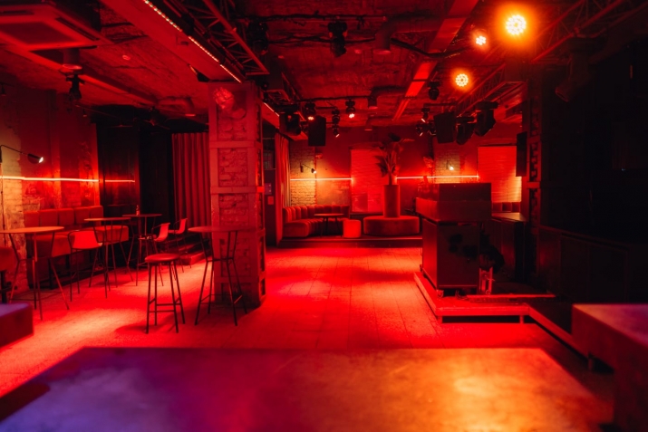 Sludinājumi. Kluba Skapis telpas ar 2 terasēm.  Šobrīd telpās atrodas klubs Skapis, pirms tam bija klubs Piens.  Cena: 2270 EUR/mēn Foto #8