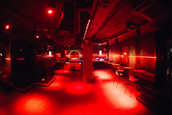 Sludinājumi. Kluba Skapis telpas ar 2 terasēm.  Šobrīd telpās atrodas klubs Skapis, pirms tam bija klubs Piens.  Cena: 2270 EUR/mēn Foto #9