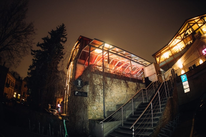 Sludinājumi. Kluba Skapis telpas ar 2 terasēm.  Šobrīd telpās atrodas klubs Skapis, pirms tam bija klubs Piens.  Cena: 2270 EUR/mēn Foto #3