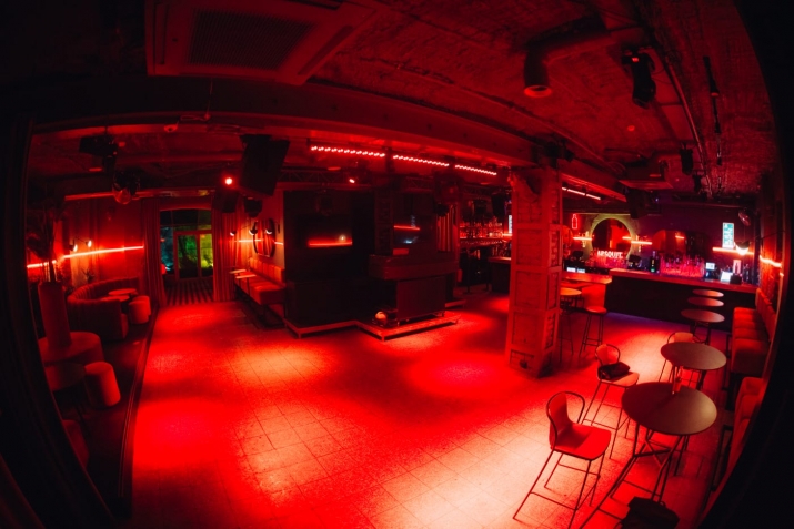 Sludinājumi. Kluba Skapis telpas ar 2 terasēm.  Šobrīd telpās atrodas klubs Skapis, pirms tam bija klubs Piens.  Cena: 2270 EUR/mēn Foto #5