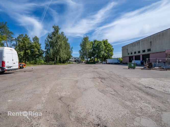 Sludinājumi. Ilgtermiņā iznomā divstāvu ēku kravas autoservisam Rumbulā  Tiek iznomāta pilnībā aprīkota divstāvu Cena: 4000 EUR/mēn Foto #3