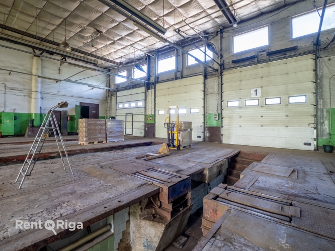 Sludinājumi. Ilgtermiņā iznomā divstāvu ēku kravas autoservisam Rumbulā  Tiek iznomāta pilnībā aprīkota divstāvu Cena: 4000 EUR/mēn Foto #7