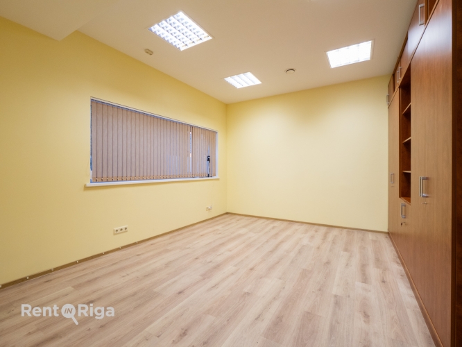 Sludinājumi. Reta iespēja īrēt telpas klusajā centrā, parka zonā, ar ērtu autostāvvietu, Kr. Barona un Brīvības Cena: 1030 EUR/mēn Foto #5