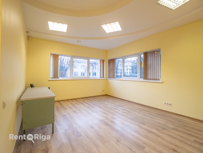 Sludinājumi. Reta iespēja īrēt telpas klusajā centrā, parka zonā, ar ērtu autostāvvietu, Kr. Barona un Brīvības Cena: 1030 EUR/mēn Foto #4