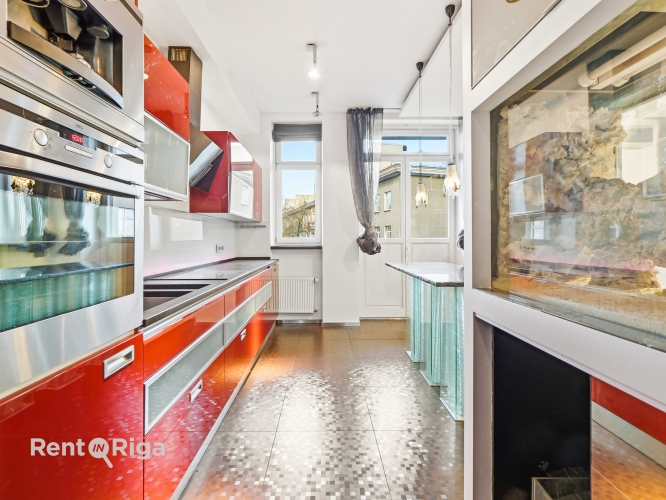 Объявление. A three-room apartment is available in the center of Riga. The property is located in a green and Цена: 260000 EUR Foto #4