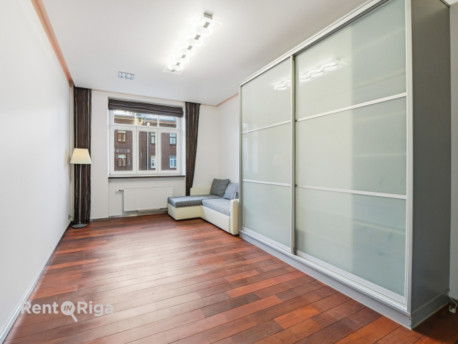 Объявление. A three-room apartment is available in the center of Riga. The property is located in a green and Цена: 260000 EUR Foto #9