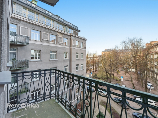 Объявление. A three-room apartment is available in the center of Riga. The property is located in a green and Цена: 260000 EUR Foto #7