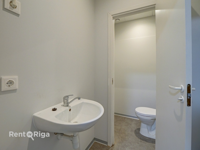 Sludinājumi. Plašas komerctelpas ar vitrīnas skatlogiem  pieejamas nomai uzreiz  Ar lieliem panorāmas vitrīnas Cena: 4335 EUR/mēn Foto #3