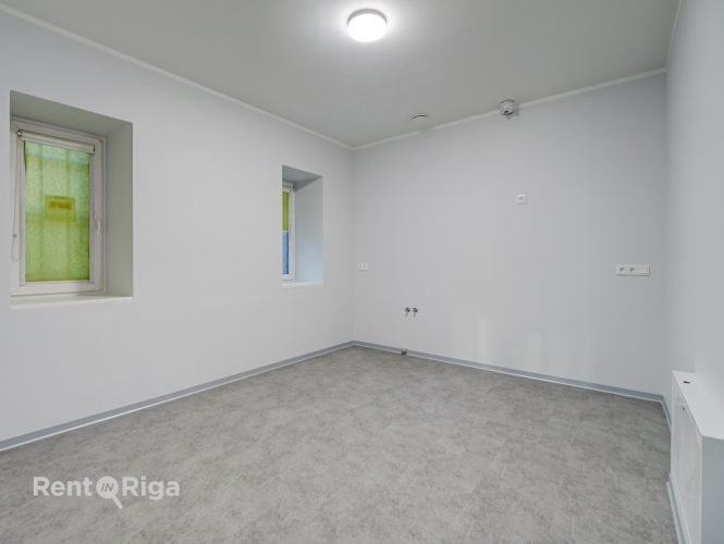 Sludinājumi. Plašas komerctelpas ar vitrīnas skatlogiem  pieejamas nomai uzreiz  Ar lieliem panorāmas vitrīnas Cena: 4335 EUR/mēn Foto #4
