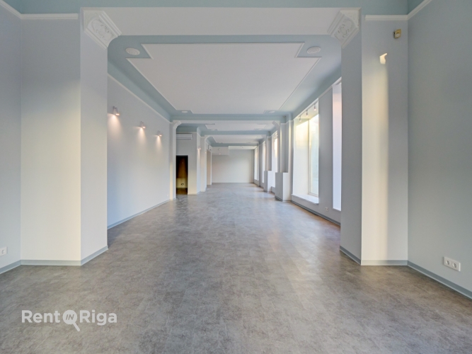 Sludinājumi. Plašas komerctelpas ar vitrīnas skatlogiem  pieejamas nomai uzreiz  Ar lieliem panorāmas vitrīnas Cena: 4335 EUR/mēn Foto #8
