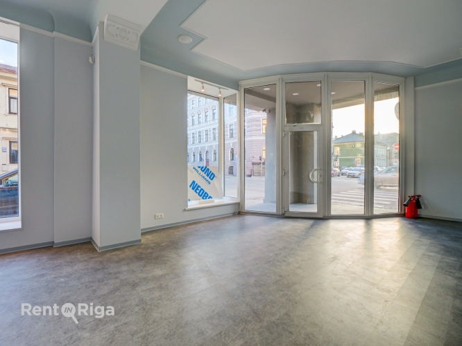 Sludinājumi. Plašas komerctelpas ar vitrīnas skatlogiem  pieejamas nomai uzreiz  Ar lieliem panorāmas vitrīnas Cena: 4335 EUR/mēn Foto #9