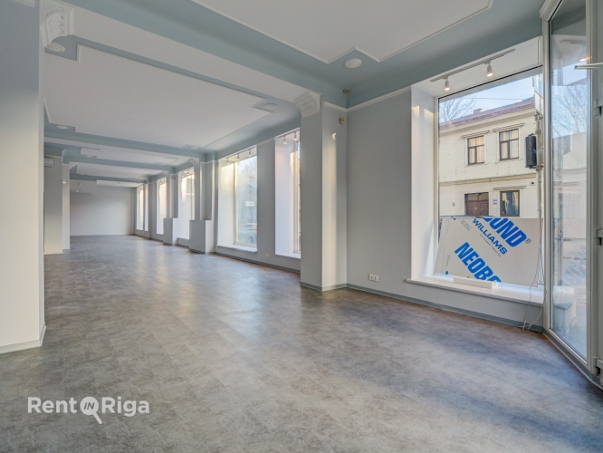 Sludinājumi. Plašas komerctelpas ar vitrīnas skatlogiem  pieejamas nomai uzreiz  Ar lieliem panorāmas vitrīnas Cena: 4335 EUR/mēn Foto #2