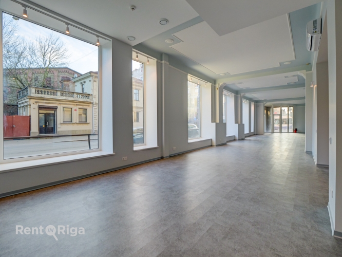 Sludinājumi. Plašas komerctelpas ar vitrīnas skatlogiem  pieejamas nomai uzreiz  Ar lieliem panorāmas vitrīnas Cena: 4335 EUR/mēn Foto #1