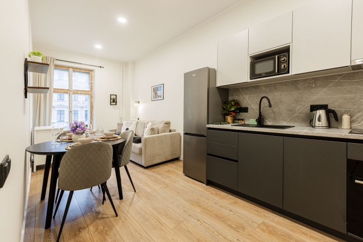 Sludinājumi. Pieejams ekskluzīvs dzīvoklis īstermiņa īrei Merķeļa ielā 8. Dzīvoklis ir pilnībā aprīkots, svaigs Cena: 700 EUR/mēn Foto #2