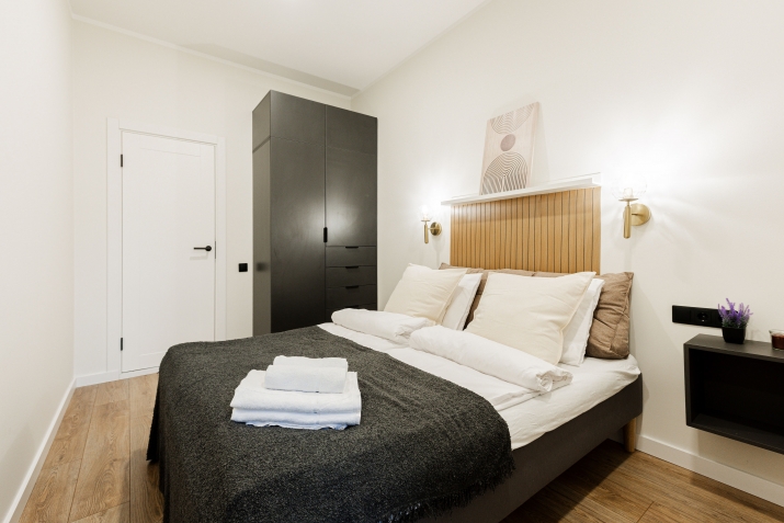 Sludinājumi. Pieejams ekskluzīvs dzīvoklis īstermiņa īrei Merķeļa ielā 8. Dzīvoklis ir pilnībā aprīkots, svaigs Cena: 700 EUR/mēn Foto #9