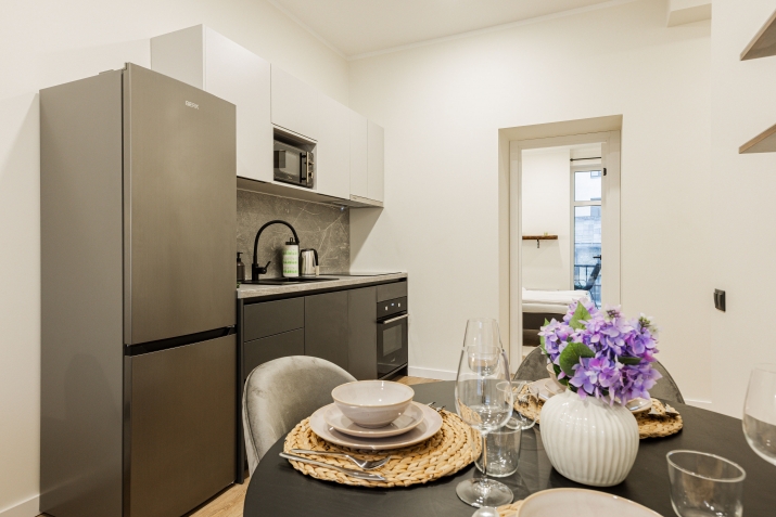 Sludinājumi. Pieejams ekskluzīvs dzīvoklis īstermiņa īrei Merķeļa ielā 8. Dzīvoklis ir pilnībā aprīkots, svaigs Cena: 700 EUR/mēn Foto #4