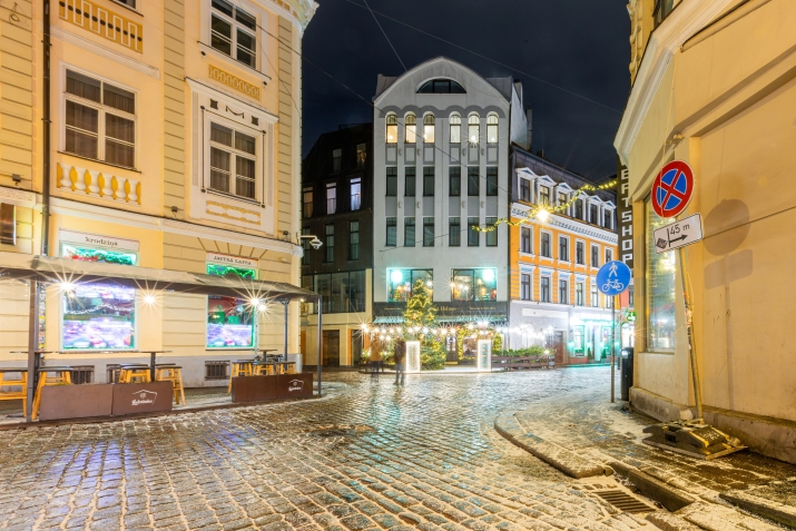 Sludinājumi. Audēju ielā 2 pieejams ekskluzīvs dzīvoklis īstermiņa īrei. Dzīvoklī ir divas plašas istabas, Cena: 700 EUR/mēn Foto #1