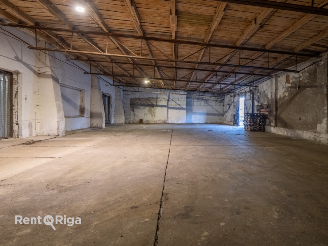 Sludinājumi. Noliktavas telpas ilgtermiņa nomai  300 m, tuvu Rīgas centram  Piedāvājam funkcionālas noliktavas Cena: 843 EUR/mēn Foto #2