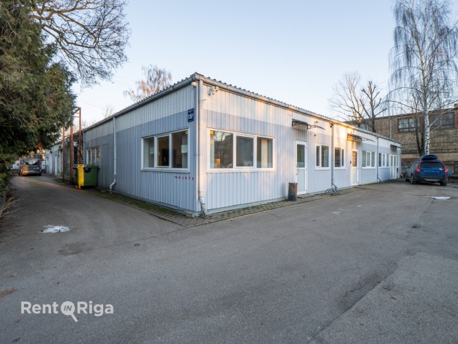 Sludinājumi. Reta iespēja īrēt telpas klusajā centrā, parka zonā, ar ērtu autostāvvietu, Kr. Barona un Brīvības Cena: 1030 EUR/mēn Foto #1