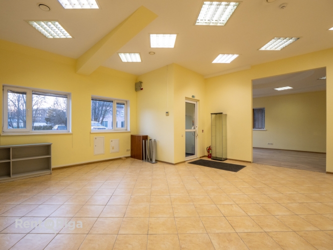 Sludinājumi. Reta iespēja īrēt telpas klusajā centrā, parka zonā, ar ērtu autostāvvietu, Kr. Barona un Brīvības Cena: 1030 EUR/mēn Foto #3