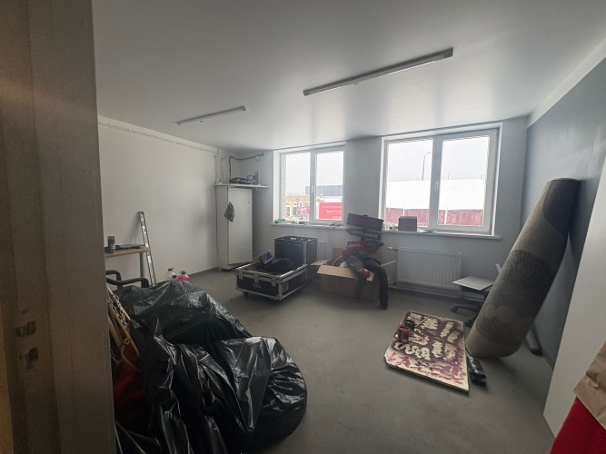 Sludinājumi. Tiek nomāta multi funkcionāla ēka 300 m Ir vieta ērtai auto novietošanai un piebraukšanai. Ēku var Cena: 2130 EUR/mēn Foto #6