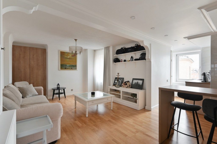 Sludinājumi. Izīrē mājīgu 2 istabu dzīvokli pašā Rīgas Centrā!  Saulains dzīvoklis kura logi ir vērsti uz Cena: 750 EUR/mēn Foto #4