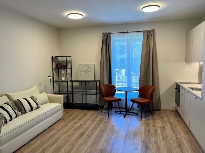 Sludinājumi. Ilgtermiņa īrei pieejams studio tipa dzīvoklis.  Pārdomāts dzīvokļa plānojums, kas sastāv no Cena: 420 EUR/mēn Foto #1