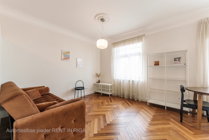 Sludinājumi. Gaumīgs un pārdomāts Studio dzīvoklis Rīgas Centrā.  Tas atrodās vēsturiskā E.Laubes projekta ēkā, Cena: 450 EUR/mēn Foto #1