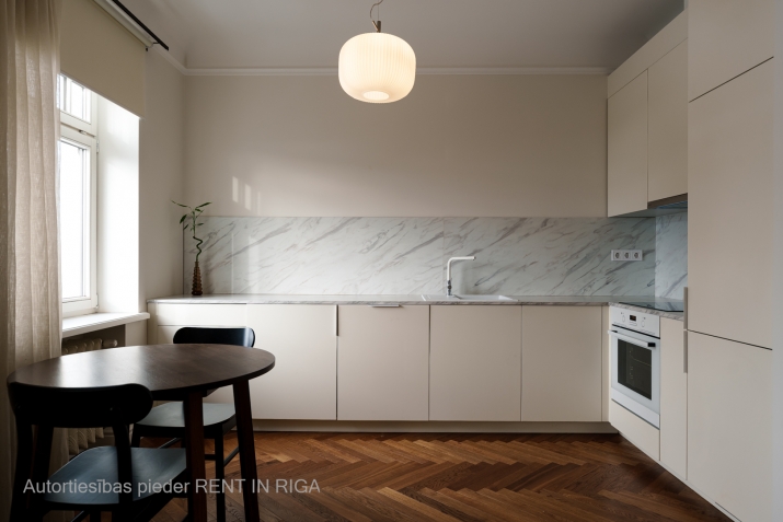 Sludinājumi. Gaumīgs un pārdomāts Studio dzīvoklis Rīgas Centrā.  Tas atrodās vēsturiskā E.Laubes projekta ēkā, Cena: 450 EUR/mēn Foto #2