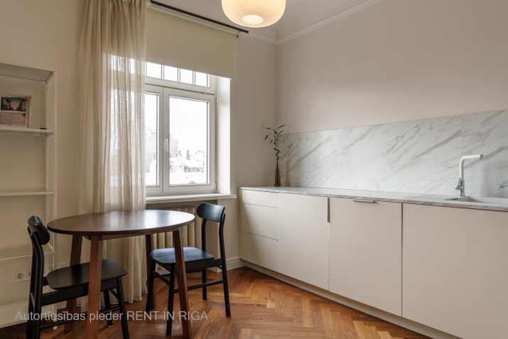 Sludinājumi. Gaumīgs un pārdomāts Studio dzīvoklis Rīgas Centrā.  Tas atrodās vēsturiskā E.Laubes projekta ēkā, Cena: 450 EUR/mēn Foto #3