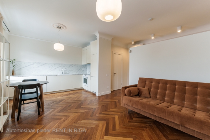 Sludinājumi. Gaumīgs un pārdomāts Studio dzīvoklis Rīgas Centrā.  Tas atrodās vēsturiskā E.Laubes projekta ēkā, Cena: 450 EUR/mēn Foto #5